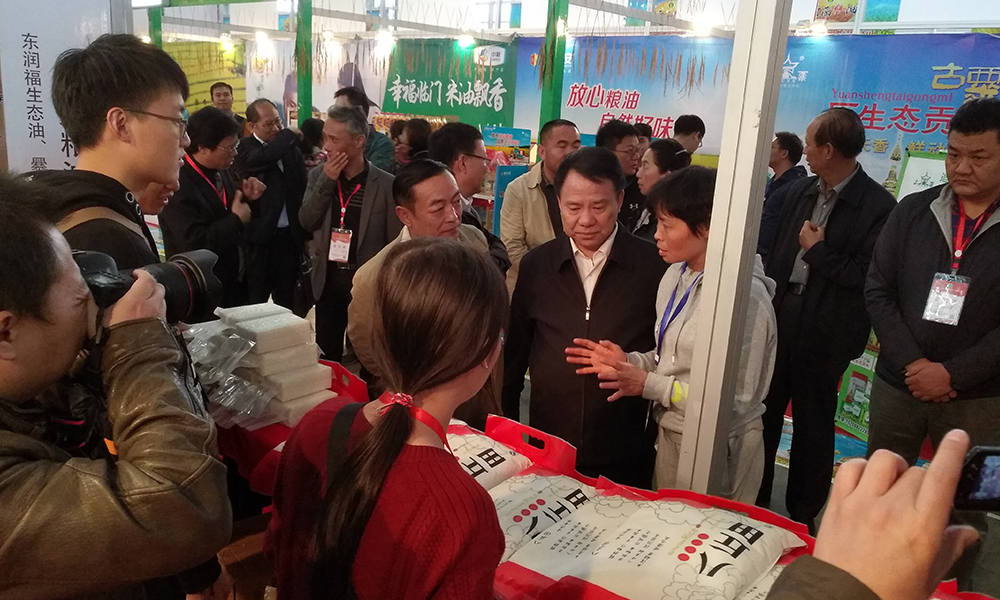省糧食局領(lǐng)導(dǎo)到展位視察